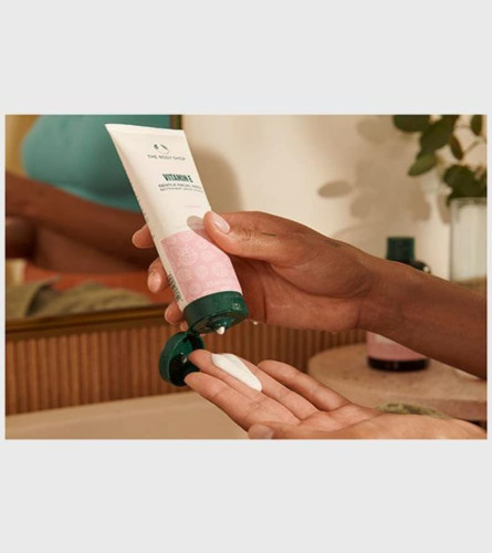 The Body Shop Vitamin E Gentle Facial Wash, 125 Ml (Free Shipping)